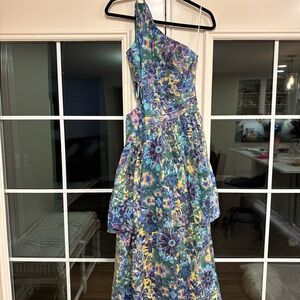 Elliatt Size small one shoulder floral dress
